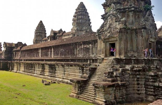 Angkor Wat and Angkor Thom Day Tour by Bikes